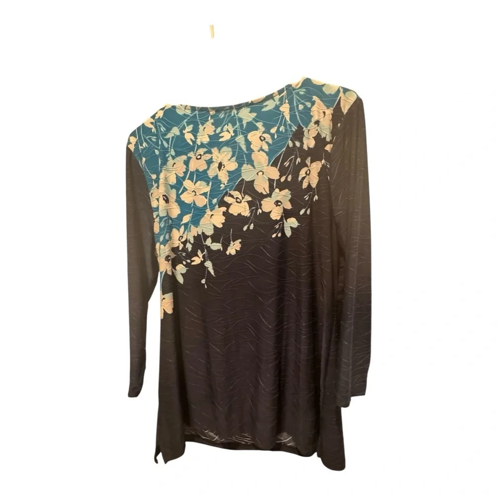 Croft & Barrow Black and Cream Asymmetrical Fitted Blouse - Picture 3 of 3